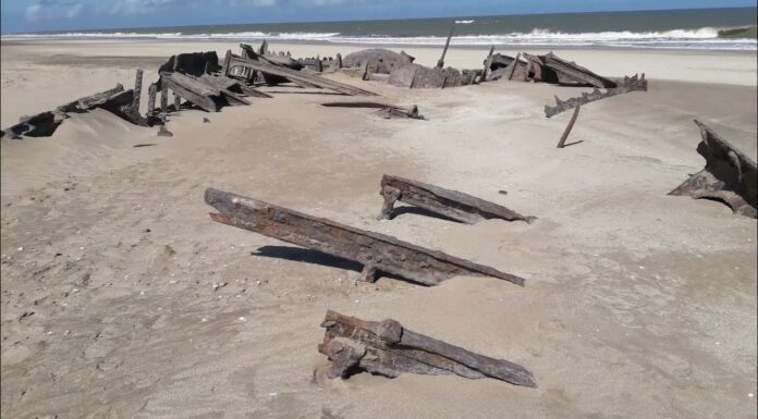 LA HISTORIA DEL BARCO ALEMÁN HNDIDO QUE ESTÁ ESCONDIDO EN LA PLAYA A 50 MINUTOS DE VILLA GESELL