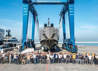 CUSTOM LINE LANZA SEIS SUPERYATES EN 8 SEMANAS