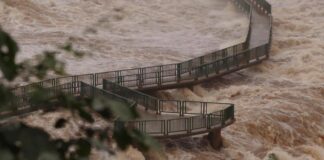 POR UNA CRECIDA DEL RÍO IGUAZU, SIGUEN CERRADAS LAS CATARATAS Y EVALUARÁN DAÑOS