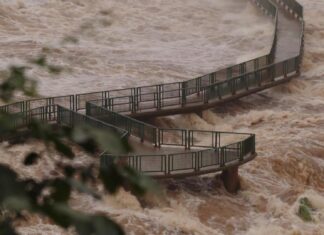 POR UNA CRECIDA DEL RÍO IGUAZU, SIGUEN CERRADAS LAS CATARATAS Y EVALUARÁN DAÑOS