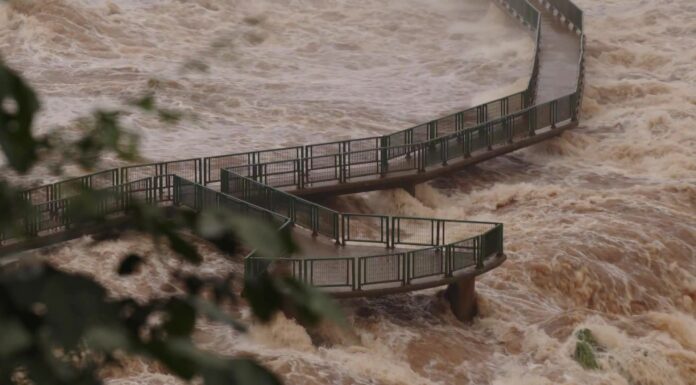 POR UNA CRECIDA DEL RÍO IGUAZU, SIGUEN CERRADAS LAS CATARATAS Y EVALUARÁN DAÑOS