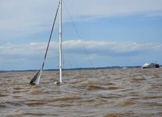 LA ARMADA URUGUAYA RESCATÓ A 12 ARGENTINOS DEL VELERO “CARPE DIEM” QUE SE HUNDIÓ EN EL RÍO DE LA PLATA