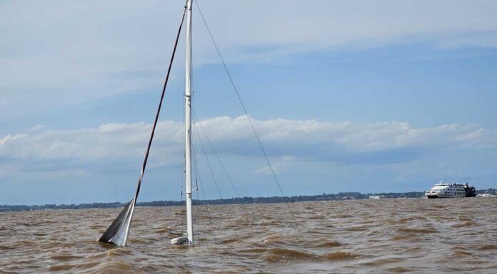 LA ARMADA URUGUAYA RESCATÓ A 12 ARGENTINOS DEL VELERO “CARPE DIEM” QUE SE HUNDIÓ EN EL RÍO DE LA PLATA
