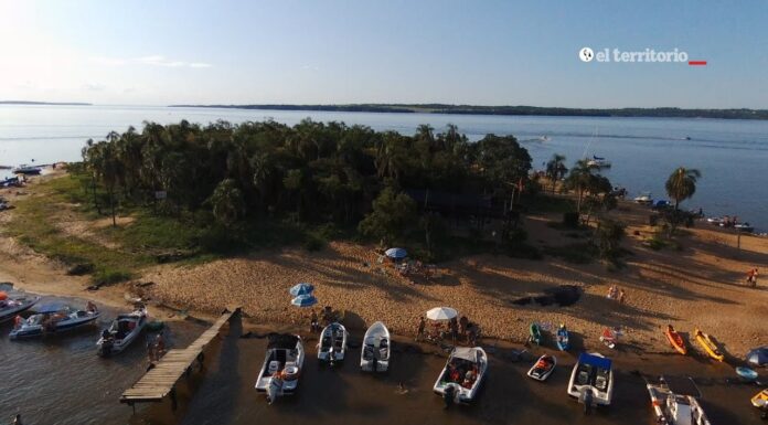 POSADAS – BUSCAN RECUPERAR LA ARENA PERDIDA DE LA ISLA DEL MEDIO POR LA SUBA DEL PARANÁ
