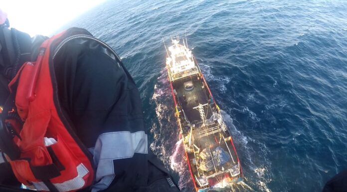 EMERGENCIA EN EL MAR: PREFECTURA AEROEVACUÓ DE URGENCIA AL TRIPULANTE DE UN PESQUERO