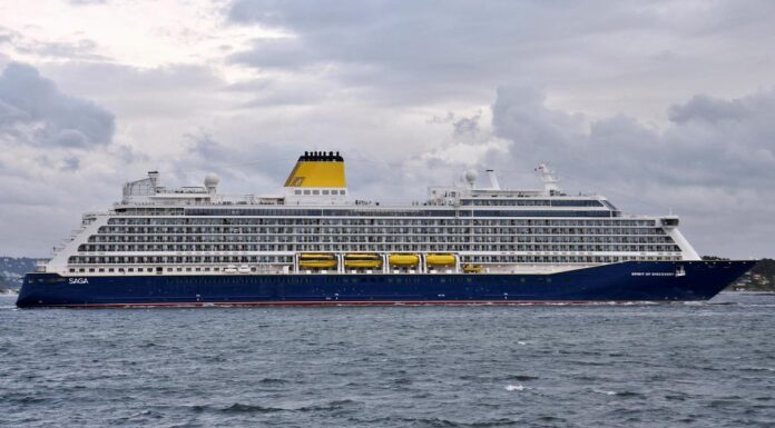100 PASAJEROS DE UN CRUCERO RESULTARON HERIDOS CUANDO EL BARCO SE DETUVO EN MEDIO DE UNA TORMENTA