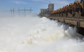 VIDEO – YACYRETÁ ABRIÓ LAS COMPUERTAS TRAS 5 AÑOS Y EL IMPONENTE CAUDAL HARÁ CRECER EL PARANÁ