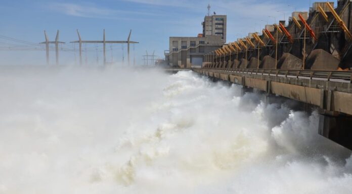 VIDEO – YACYRETÁ ABRIÓ LAS COMPUERTAS TRAS 5 AÑOS Y EL IMPONENTE CAUDAL HARÁ CRECER EL PARANÁ