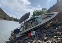UNA LANCHA SE ESTRELLÓ CONTRA LAS PIEDRAS DE LA COSTA EN EL LAGO SAN ROQUE