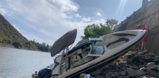 UNA LANCHA SE ESTRELLÓ CONTRA LAS PIEDRAS DE LA COSTA EN EL LAGO SAN ROQUE