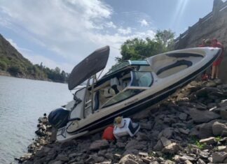 UNA LANCHA SE ESTRELLÓ CONTRA LAS PIEDRAS DE LA COSTA EN EL LAGO SAN ROQUE