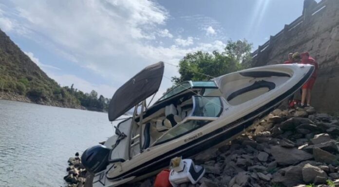 UNA LANCHA SE ESTRELLÓ CONTRA LAS PIEDRAS DE LA COSTA EN EL LAGO SAN ROQUE