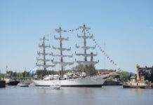 “SON ORGULLO” Y “BIENVENIDOS A CASA”, LOS MENSAJES EN LA EMOTIVA BIENVENIDA A LA FRAGATA LIBERTAD