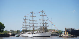 “SON ORGULLO” Y “BIENVENIDOS A CASA”, LOS MENSAJES EN LA EMOTIVA BIENVENIDA A LA FRAGATA LIBERTAD