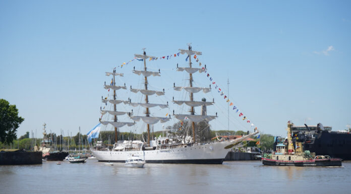 “SON ORGULLO” Y “BIENVENIDOS A CASA”, LOS MENSAJES EN LA EMOTIVA BIENVENIDA A LA FRAGATA LIBERTAD