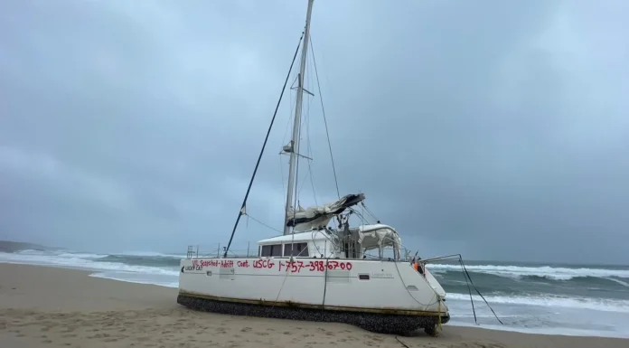 EL MISTERIOSO VIAJE DE “LUCKY CAT”, EL CATAMARÁN QUE HA LLEGADO A GALICIA SIN TRIPULACIÓN