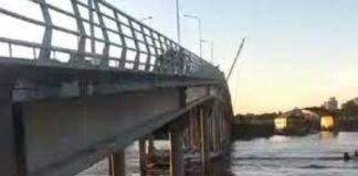(VIDEO) UN VELERO CHOCÓ CONTRA UN PUENTE EN ENTRE RÍOS