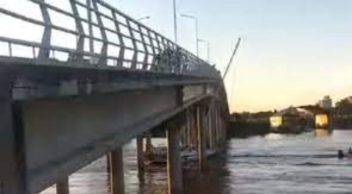 (VIDEO) UN VELERO CHOCÓ CONTRA UN PUENTE EN ENTRE RÍOS