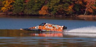 UNA LANCHA ELÉCTRICA DISEÑADA POR ESTUDIANTES DE UNIVERSIDAD ESTABLECE UN NUEVO RÉCORD DE VELOCIDAD