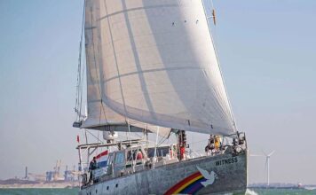 PREFECTURA INTERCEPTÓ UN VELERO DE GREENPACE EN MAR DEL PLATA