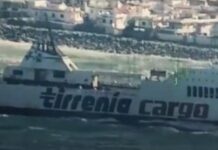 (VIDEO) – UN CARGUERO ROMPE SU CABLE DE REMOLQUE Y ENCALLA FRENTE A LAS COSTAS DE SICILIA
