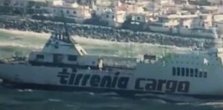 (VIDEO) – UN CARGUERO ROMPE SU CABLE DE REMOLQUE Y ENCALLA FRENTE A LAS COSTAS DE SICILIA
