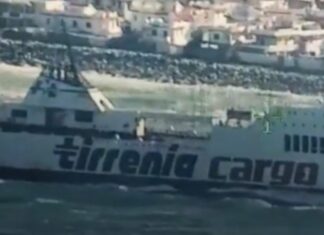 (VIDEO) – UN CARGUERO ROMPE SU CABLE DE REMOLQUE Y ENCALLA FRENTE A LAS COSTAS DE SICILIA