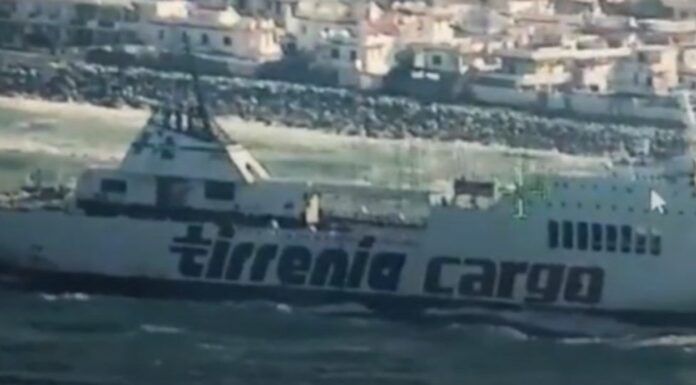 (VIDEO) – UN CARGUERO ROMPE SU CABLE DE REMOLQUE Y ENCALLA FRENTE A LAS COSTAS DE SICILIA