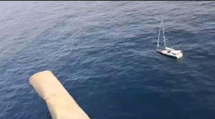 LA ARMADA DE COLOMBIA RESCATÓ A UNA FAMILIA BRASILEÑA QUE ESTABA A LA DERIVA EN ALTA MAR