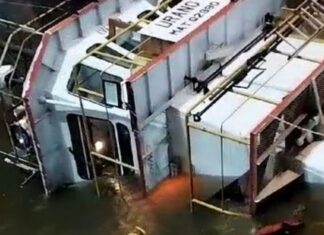 VIDEO – UN BARCO REMOLCADOR SE HUNDIÓ EN EL RÍO PARANÁ Y DEBIERON RESCARTAR A SIETE TRIPULANTES