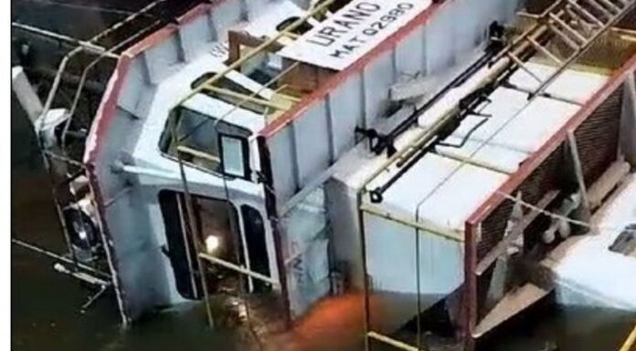 VIDEO – UN BARCO REMOLCADOR SE HUNDIÓ EN EL RÍO PARANÁ Y DEBIERON RESCARTAR A SIETE TRIPULANTES