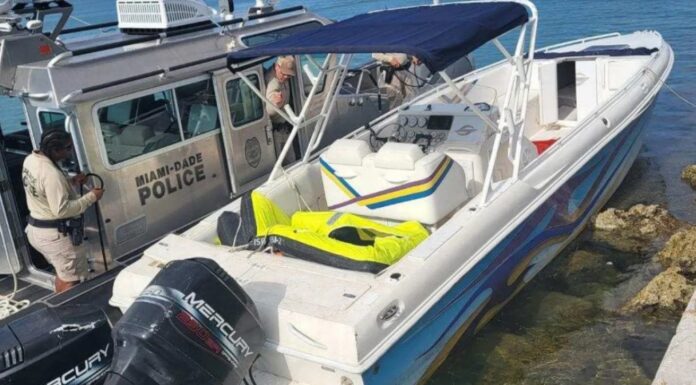DETIENEN A 3 INMIGRANTES QUE LLEGARON EN LANCHA BIMOTOR A KEY BYSCAINE CERCA DE MIAMI