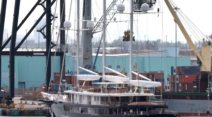 EL MEGAYATE DE JEFF BEZOS LE GENERA PROBLEMAS Y NO TIENE DONDE AMARRARLO