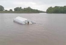 VIDEO – APARECIÓ UN SEMIRRIGIDO FLOTANDO, DADO VUELTA Y FONDEADO