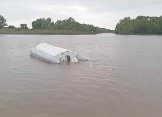 VIDEO – APARECIÓ UN SEMIRRIGIDO FLOTANDO, DADO VUELTA Y FONDEADO