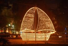 LA TRADICIÓN POR LA QUE EN GRECIA DECORAN BARCOS EN NAVIDAD