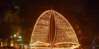 LA TRADICIÓN POR LA QUE EN GRECIA DECORAN BARCOS EN NAVIDAD