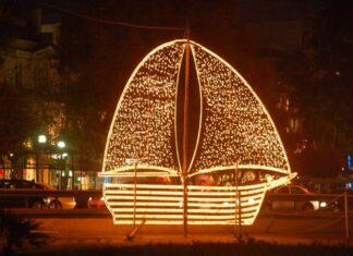 LA TRADICIÓN POR LA QUE EN GRECIA DECORAN BARCOS EN NAVIDAD