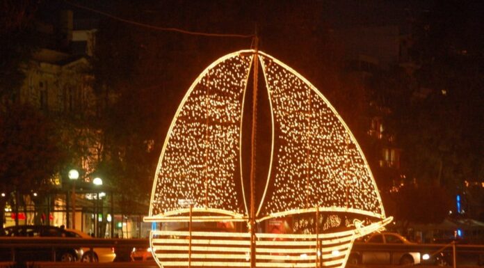 LA TRADICIÓN POR LA QUE EN GRECIA DECORAN BARCOS EN NAVIDAD