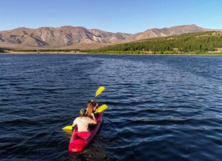 LA HERMOSA LAGUNA DE ESQUEL QUE ES IDEAL PARA VISITAR EN VERANO Y PRACTICAR KAYAK
