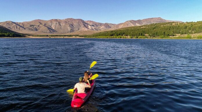 LA HERMOSA LAGUNA DE ESQUEL QUE ES IDEAL PARA VISITAR EN VERANO Y PRACTICAR KAYAK