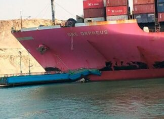 NAVEGACIÓN DESPEJADA EN EL CANAL DE SUEZ TRAS CHOQUE DE CARGUERO CONTRA UN PUENTE
