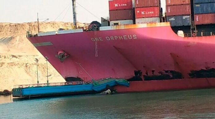 NAVEGACIÓN DESPEJADA EN EL CANAL DE SUEZ TRAS CHOQUE DE CARGUERO CONTRA UN PUENTE