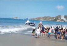 VIDEO – VOLCÓ UNA LANCHA CON 30 TURISTAS EN UNA PLAYA DE COLOMBIA