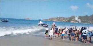 VIDEO – VOLCÓ UNA LANCHA CON 30 TURISTAS EN UNA PLAYA DE COLOMBIA