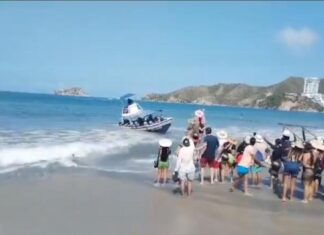 VIDEO – VOLCÓ UNA LANCHA CON 30 TURISTAS EN UNA PLAYA DE COLOMBIA