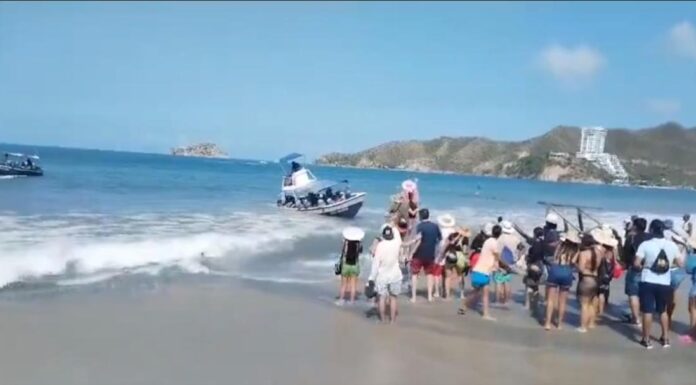 VIDEO – VOLCÓ UNA LANCHA CON 30 TURISTAS EN UNA PLAYA DE COLOMBIA