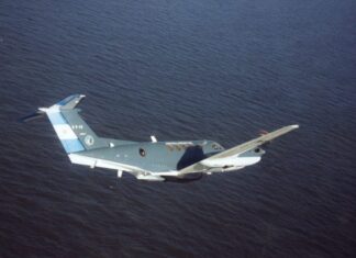 UN AVIÓN B-200 DE LA ARMADA TAMBIÉN PARTICIPA EN LA DESESPERADA BÚSQUEDA DE LOS DOS KAYAKISTAS DESAPARECIDOS EN PINAMAR