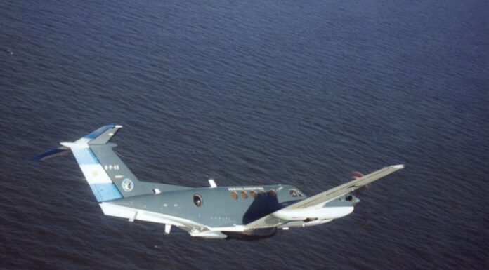 UN AVIÓN B-200 DE LA ARMADA TAMBIÉN PARTICIPA EN LA DESESPERADA BÚSQUEDA DE LOS DOS KAYAKISTAS DESAPARECIDOS EN PINAMAR