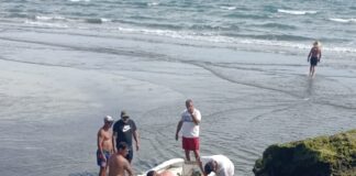 PUERTO PIRÁMIDES – NAVEGABAN EN SU VELERO, LA CORRIENTE Y LOS VIENTOS LOS TUMBÓ Y CAYERON AL AGUA